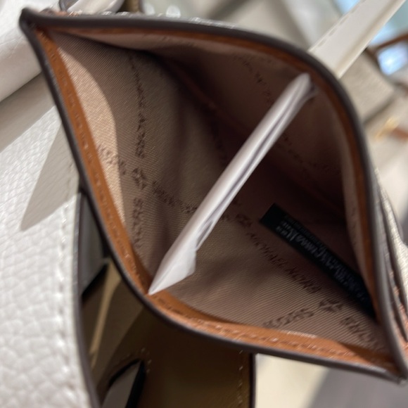 MICHAEL KORS
Reed Large Card Holder Case Wallet
COLOR:Vanilla MK Signature
NWT - Picture 11 of 16